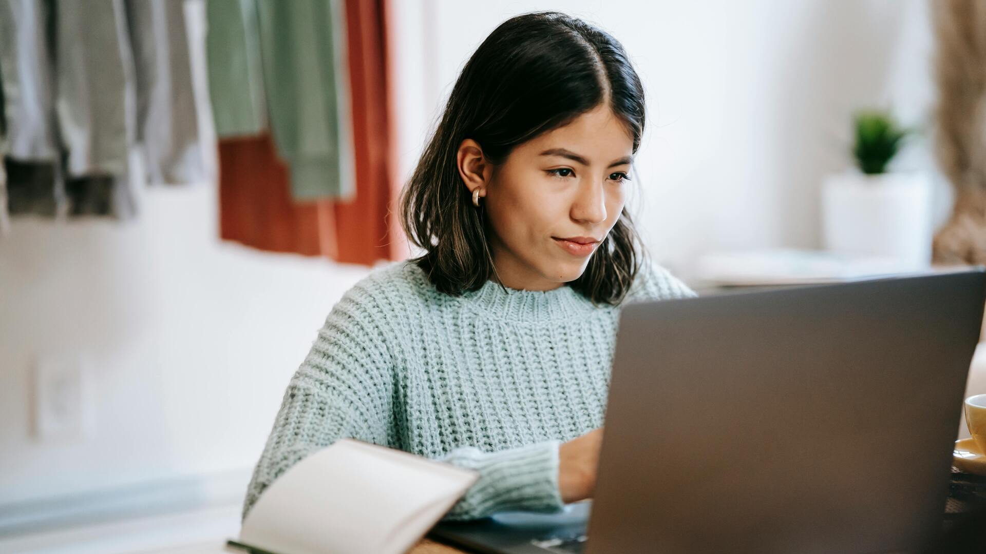 Profesional latinoamericano trabajando remotamente desde casa