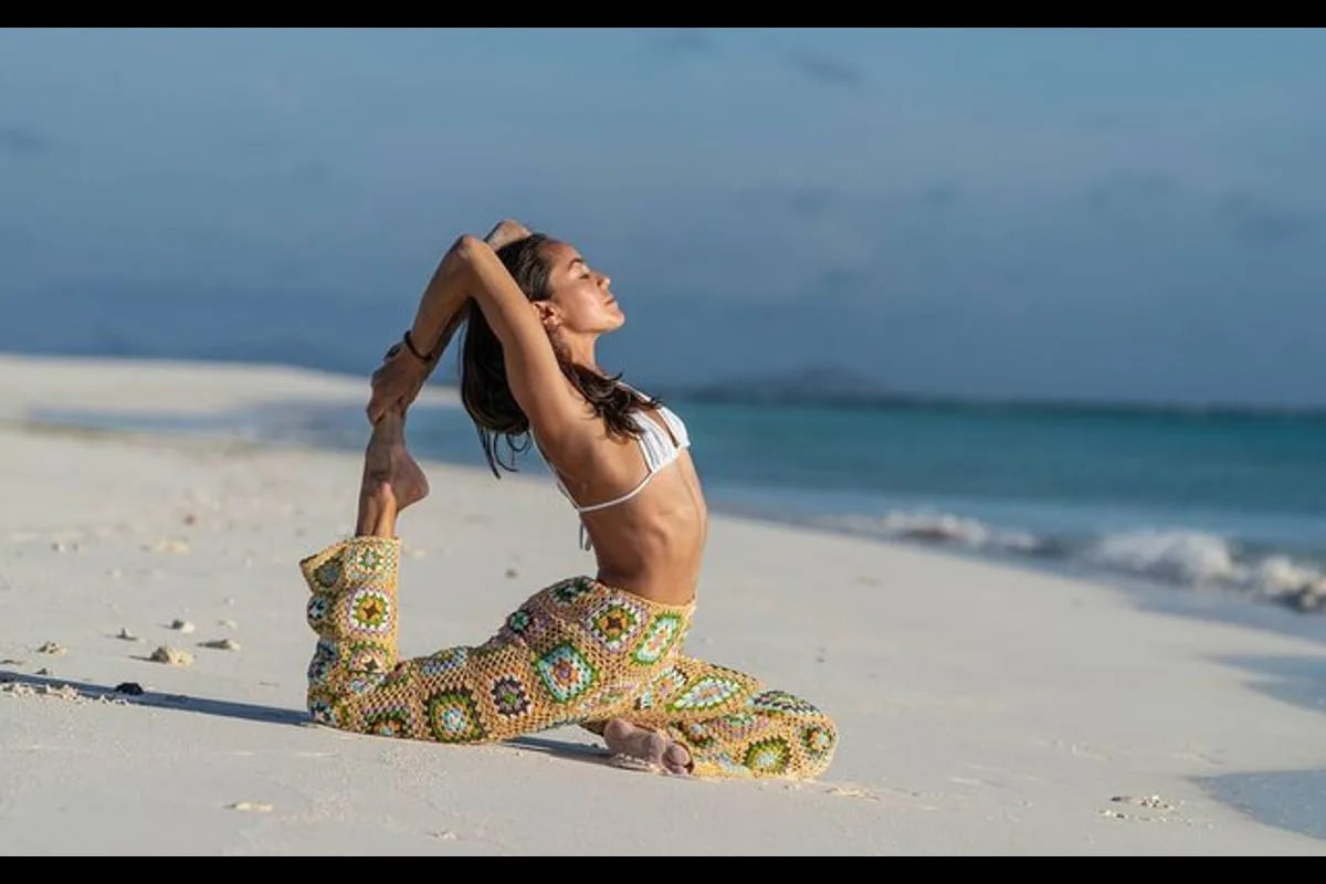 Práctica de yoga al atardecer en montañas de Tepoztlán