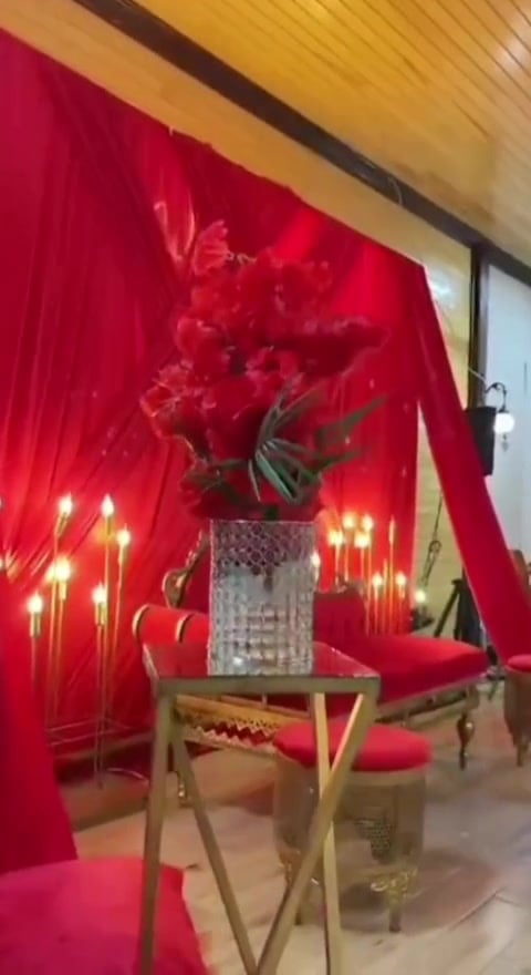 Kırmızı perde dekoru — mumlar ve romantik aydınlatma