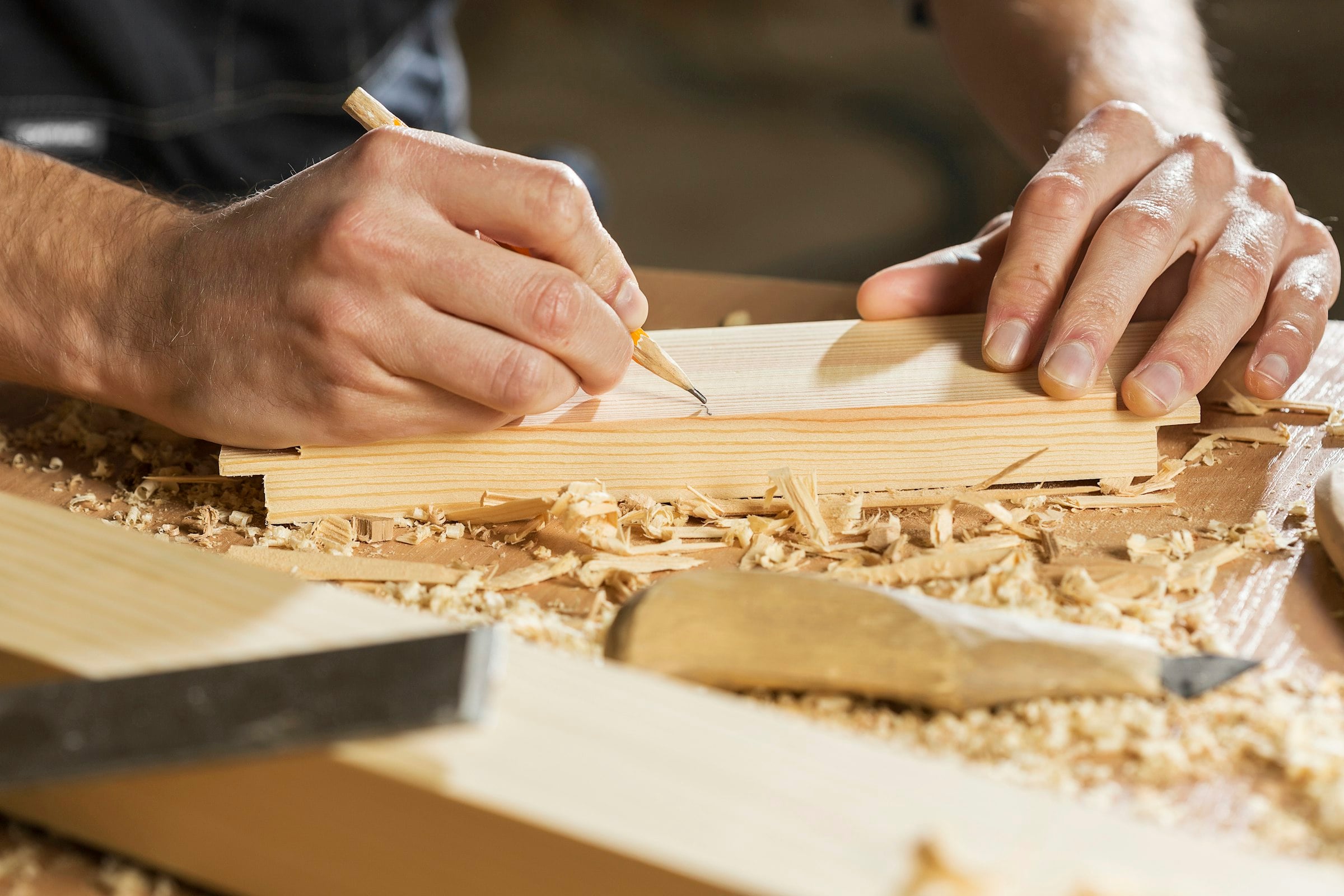 Mains d’un artisan au travail