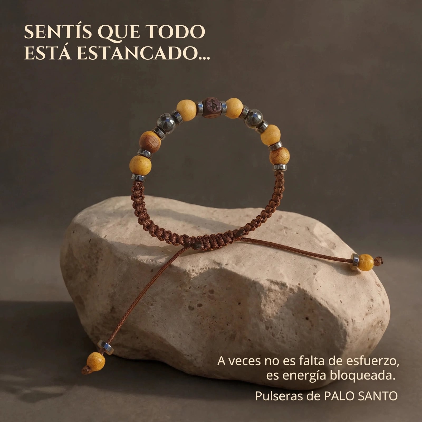 Pulsera artesanal de palo santo y hematita apoyada sobre una piedra clara