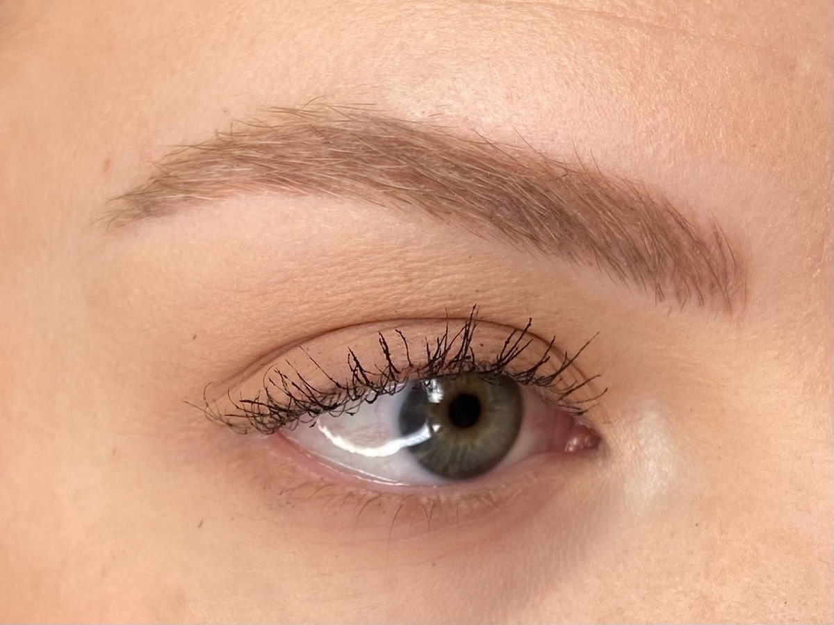Diseño de cejas profesional