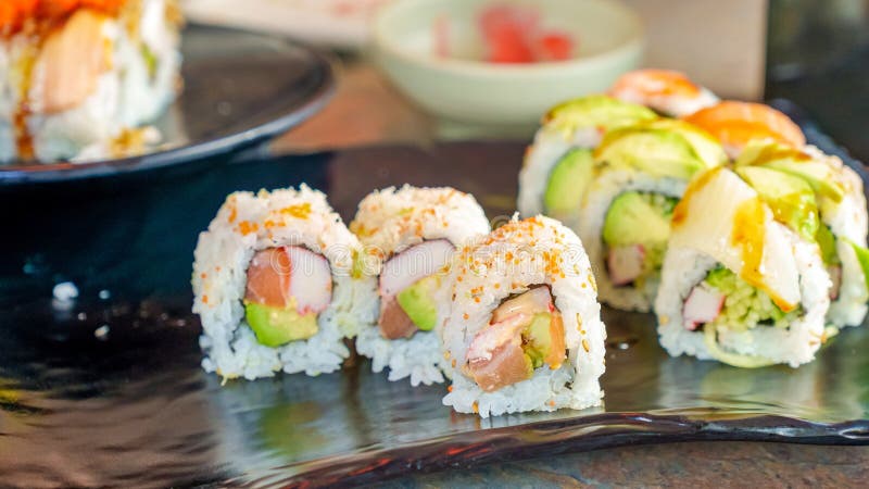 Rolls Coloridos en Plato Negro