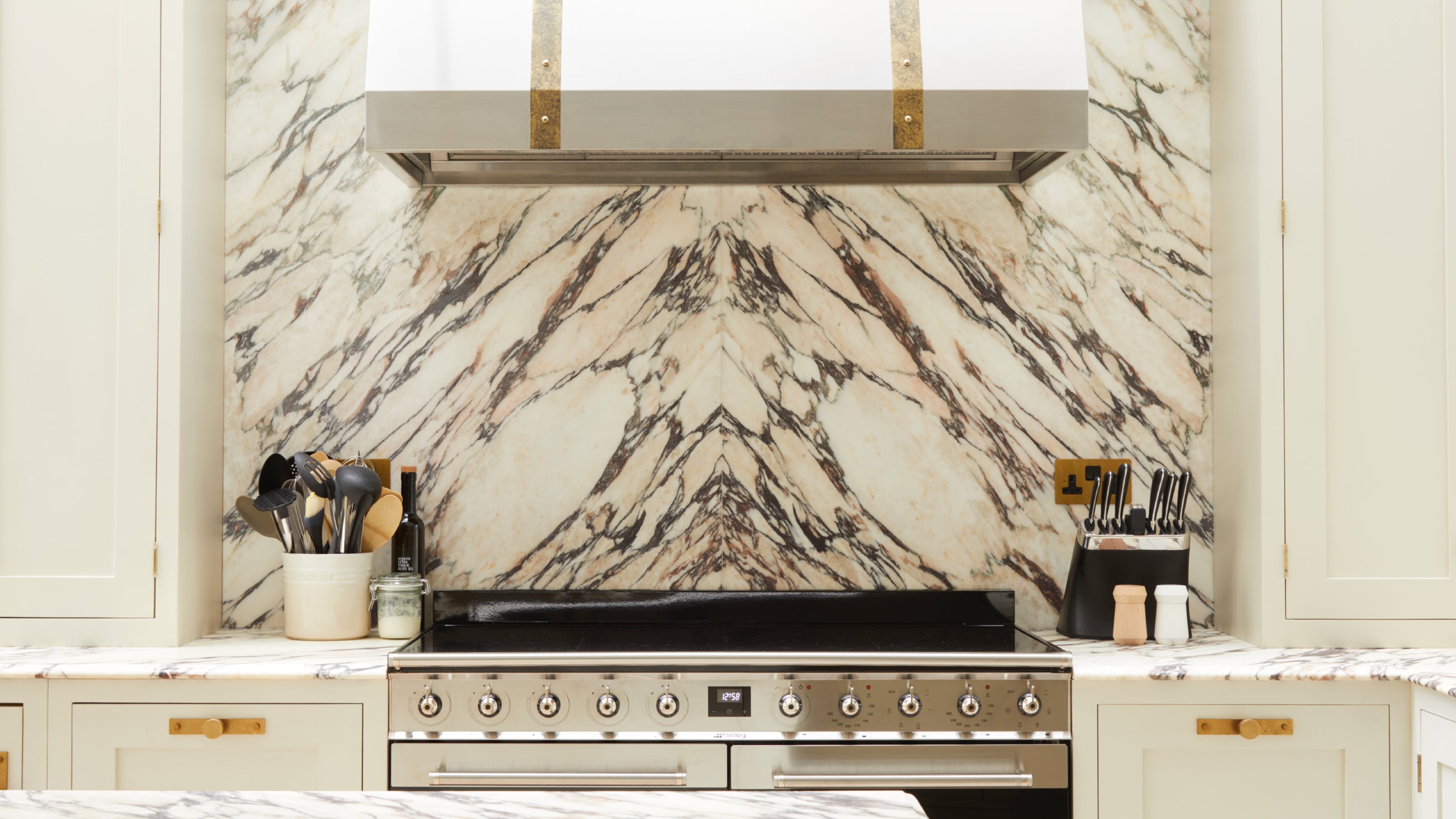 Cuisine blanche avec accents dorés