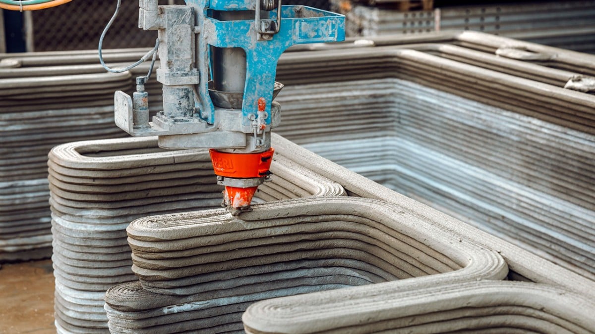 Large-scale construction 3D printer actively printing building walls using additive manufacturing