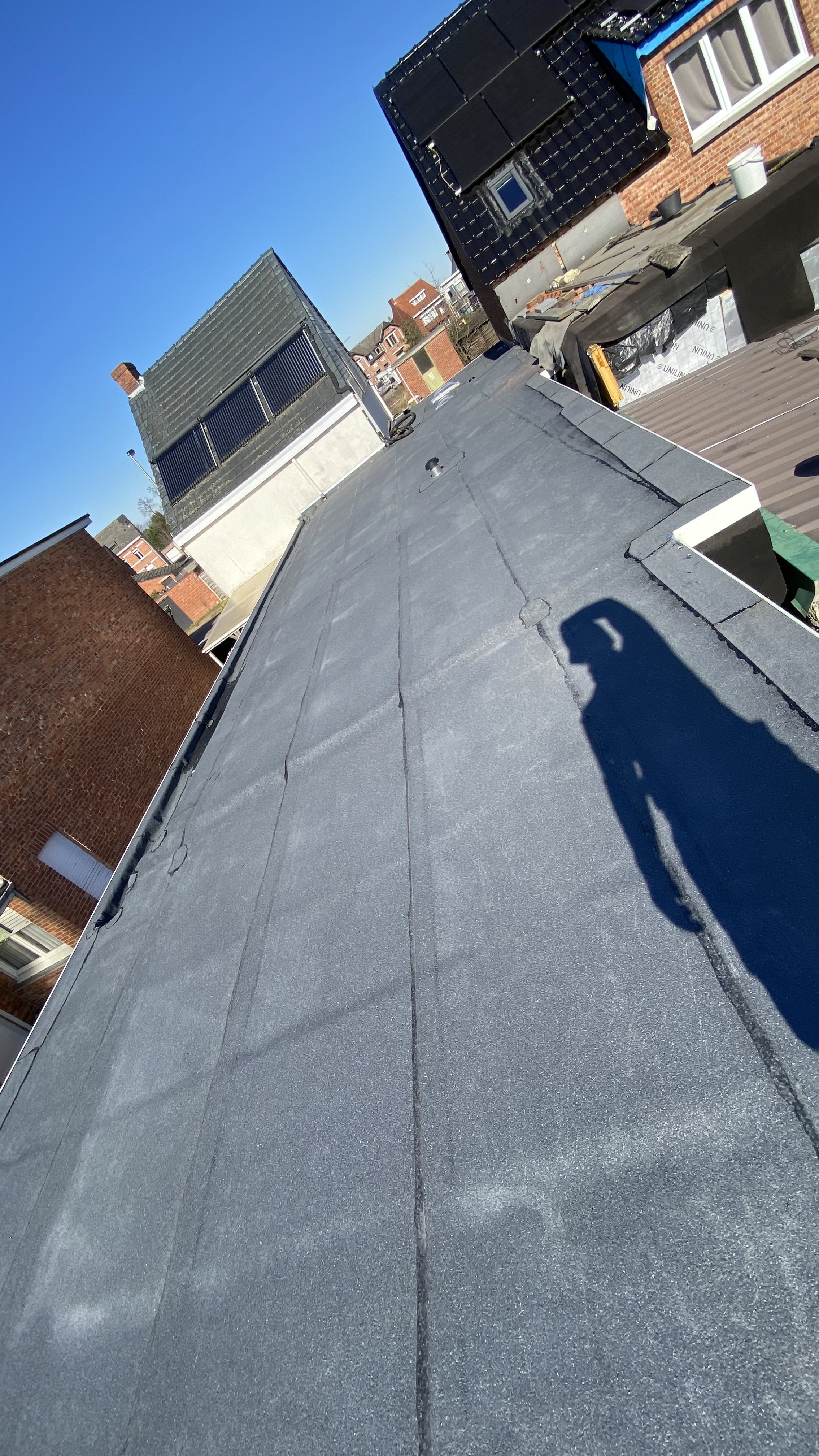 Plat dak met nieuwe roofing in stadswijk