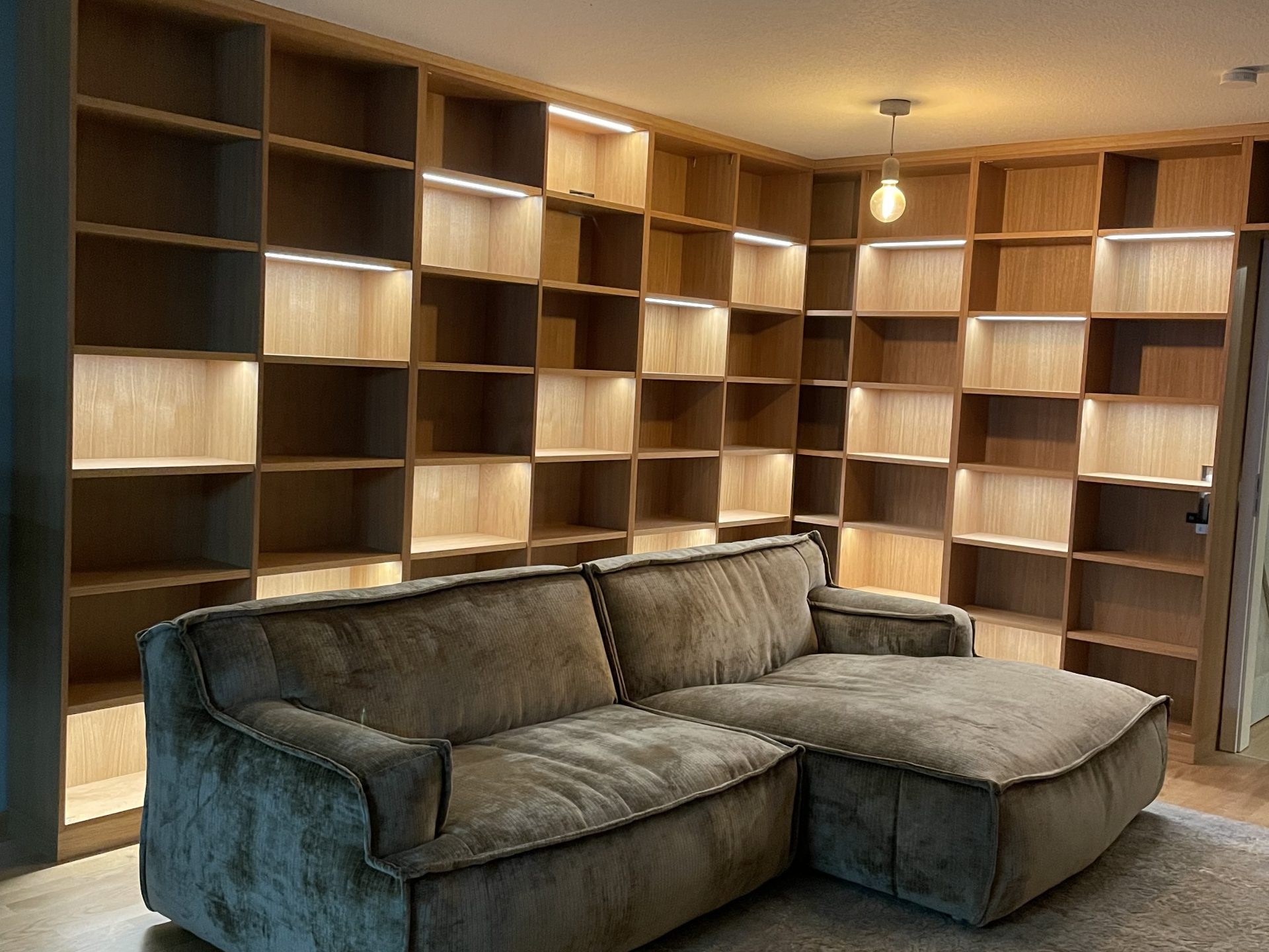 Wohnbibliothek mit raumhohem Einbau