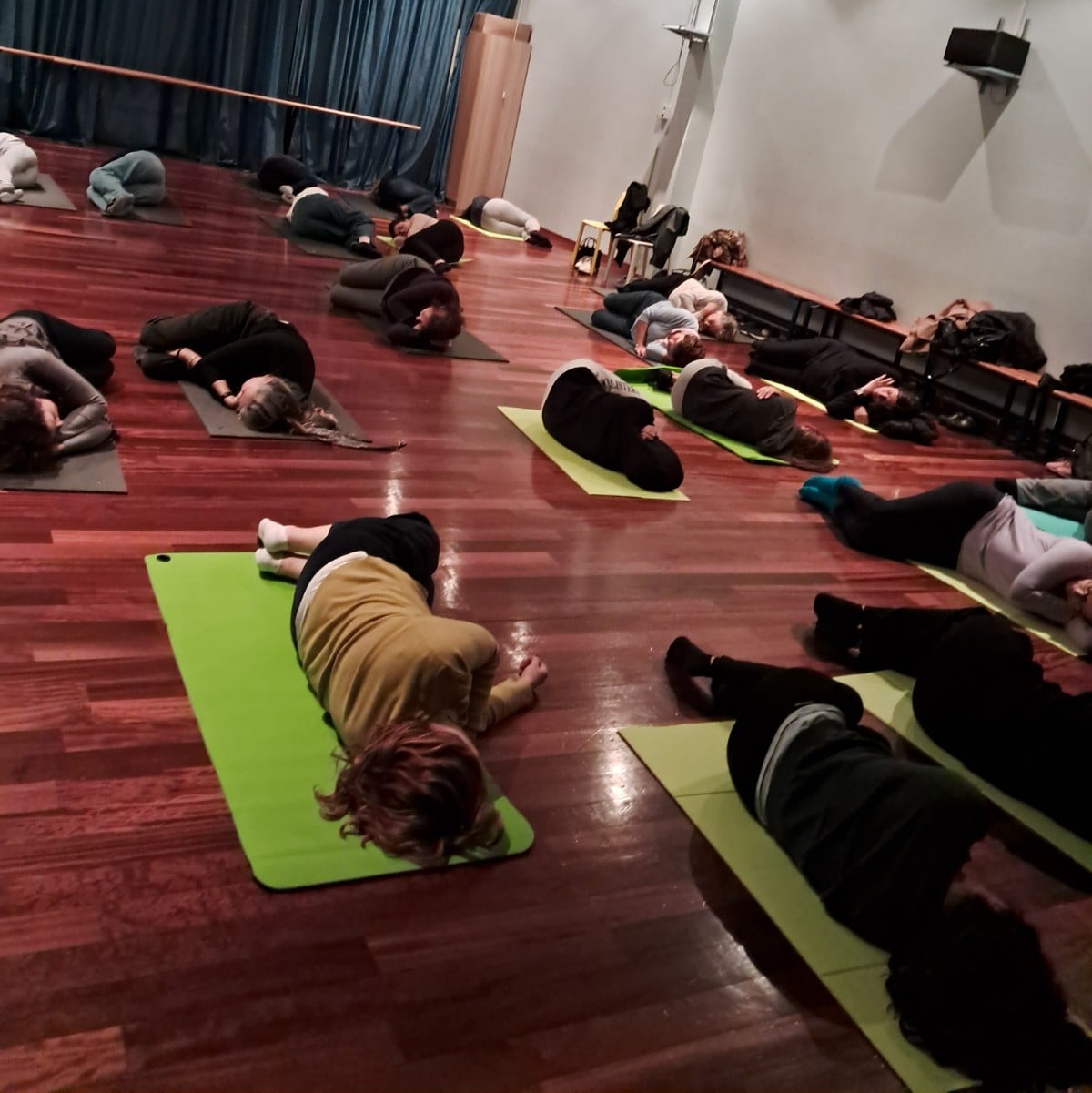 Un tempo di ascolto profondo tra corpo, respiro e presenza