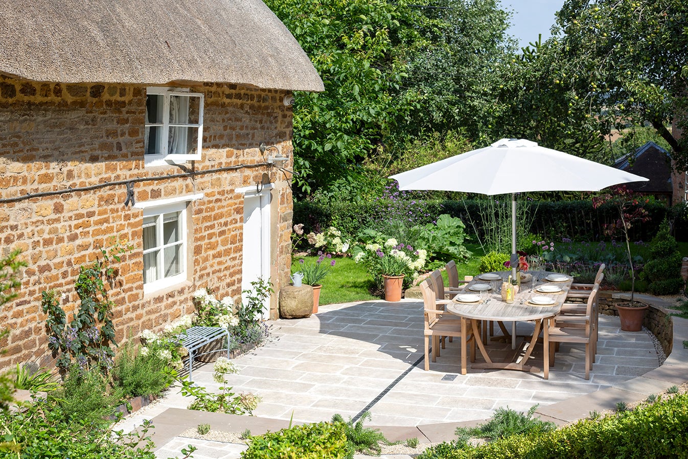 Limestone patio with contemporary design