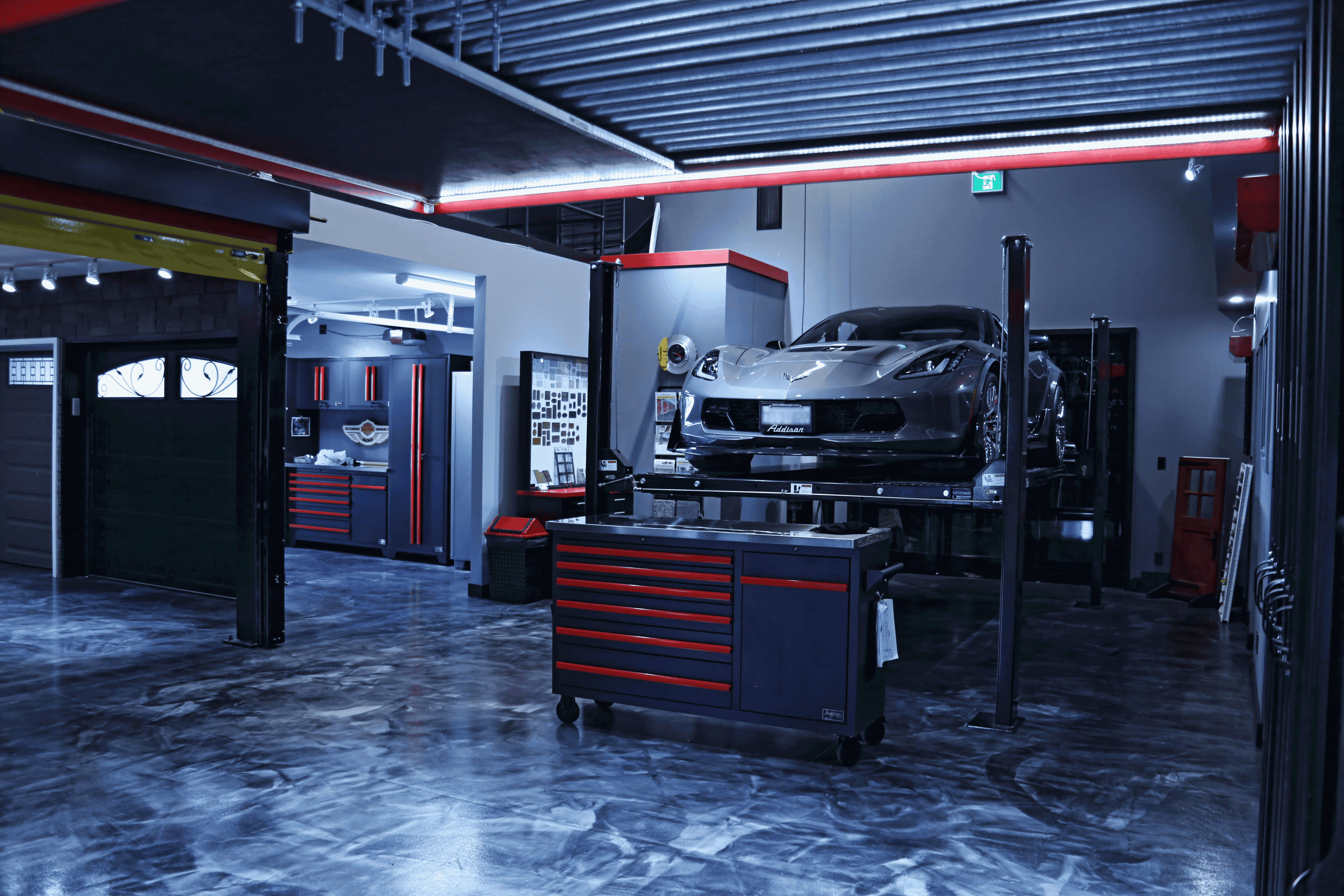 Workshop with multiple vehicles on hydraulic lifts