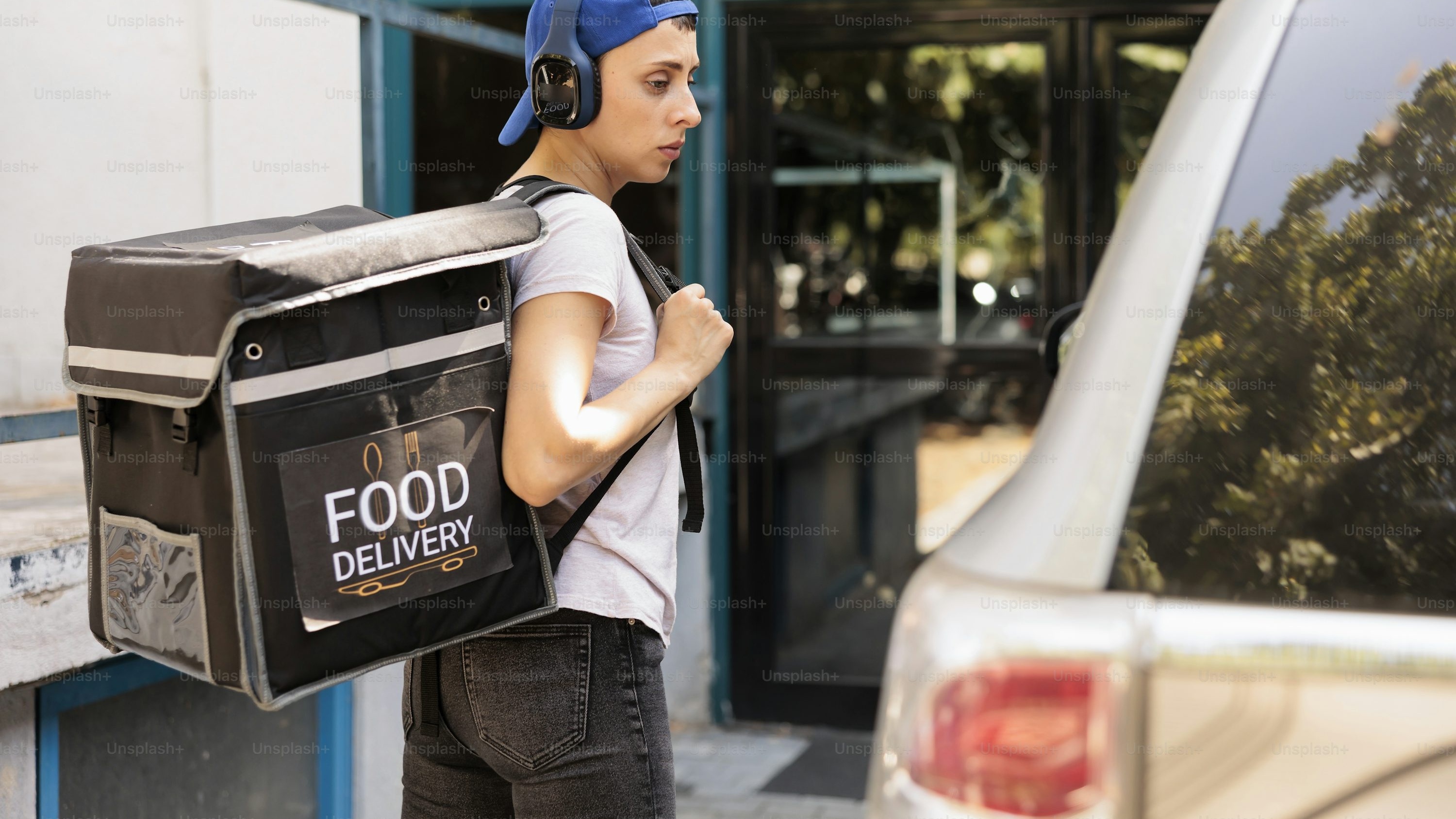 Курьер с термосумками для доставки обедов