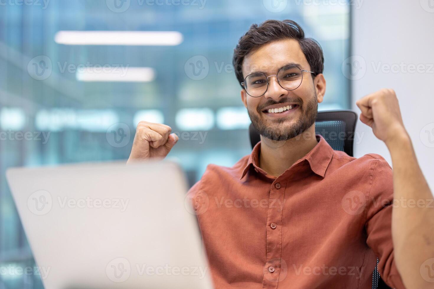 Empleado celebrando logro profesional y crecimiento