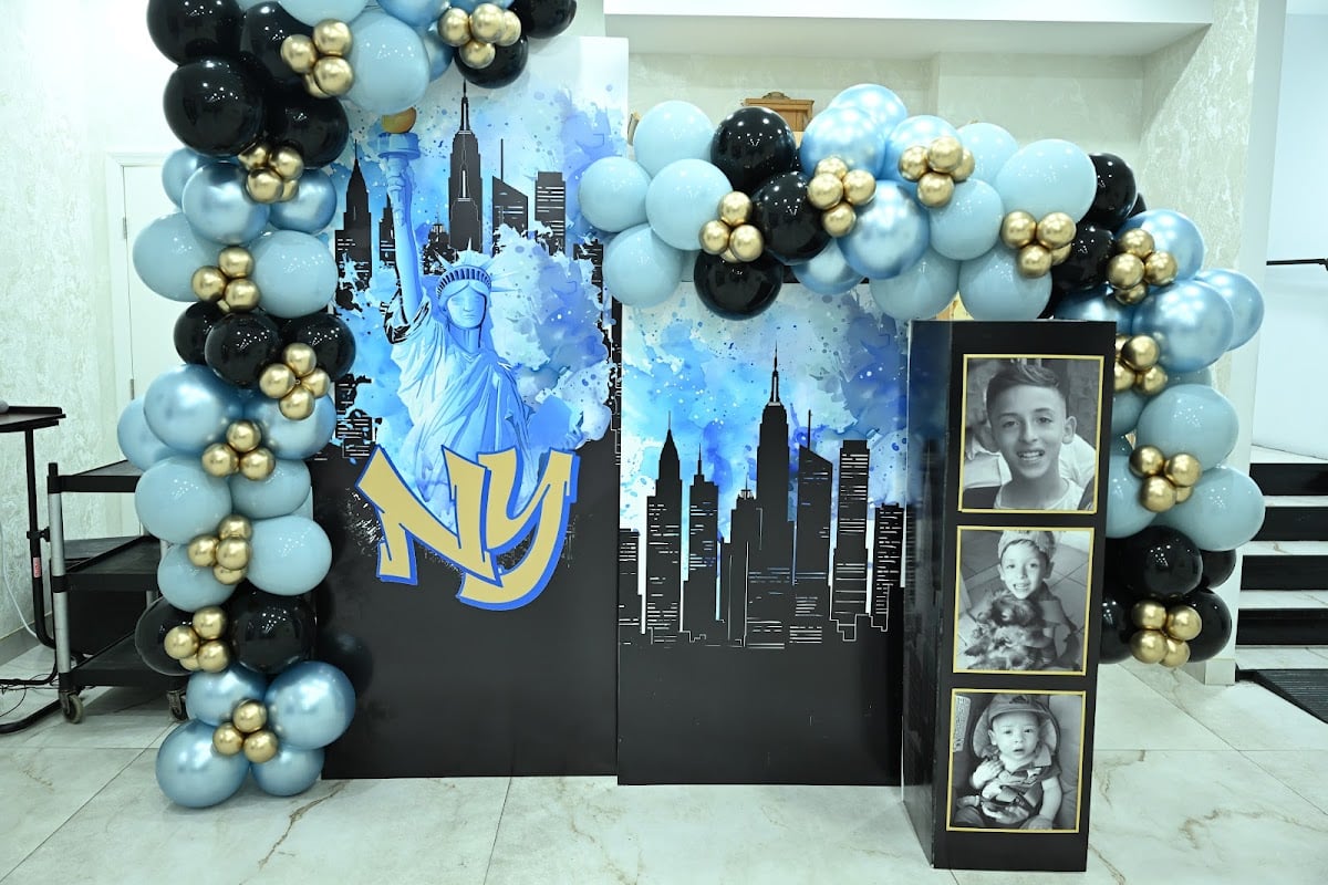 NY Balloon Arch with Photo Display