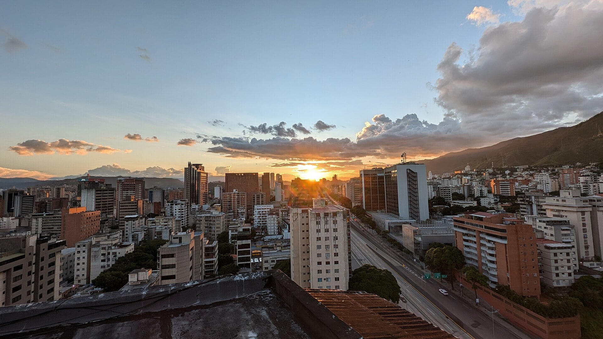 Vista panorámica de Caracas al atardecer