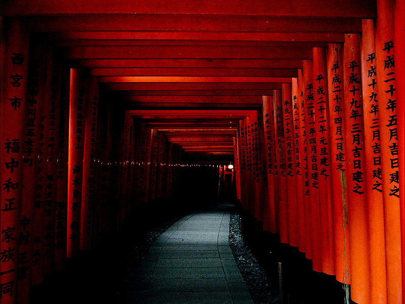 Portes torii rouges du sanctuaire Fushimi Inari à Kyoto