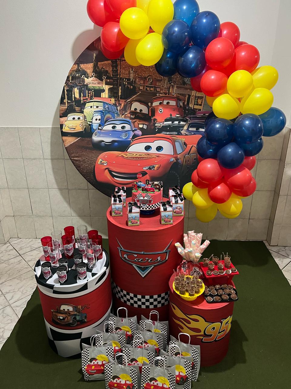 Festa Cars - Tema carros com balões coloridos