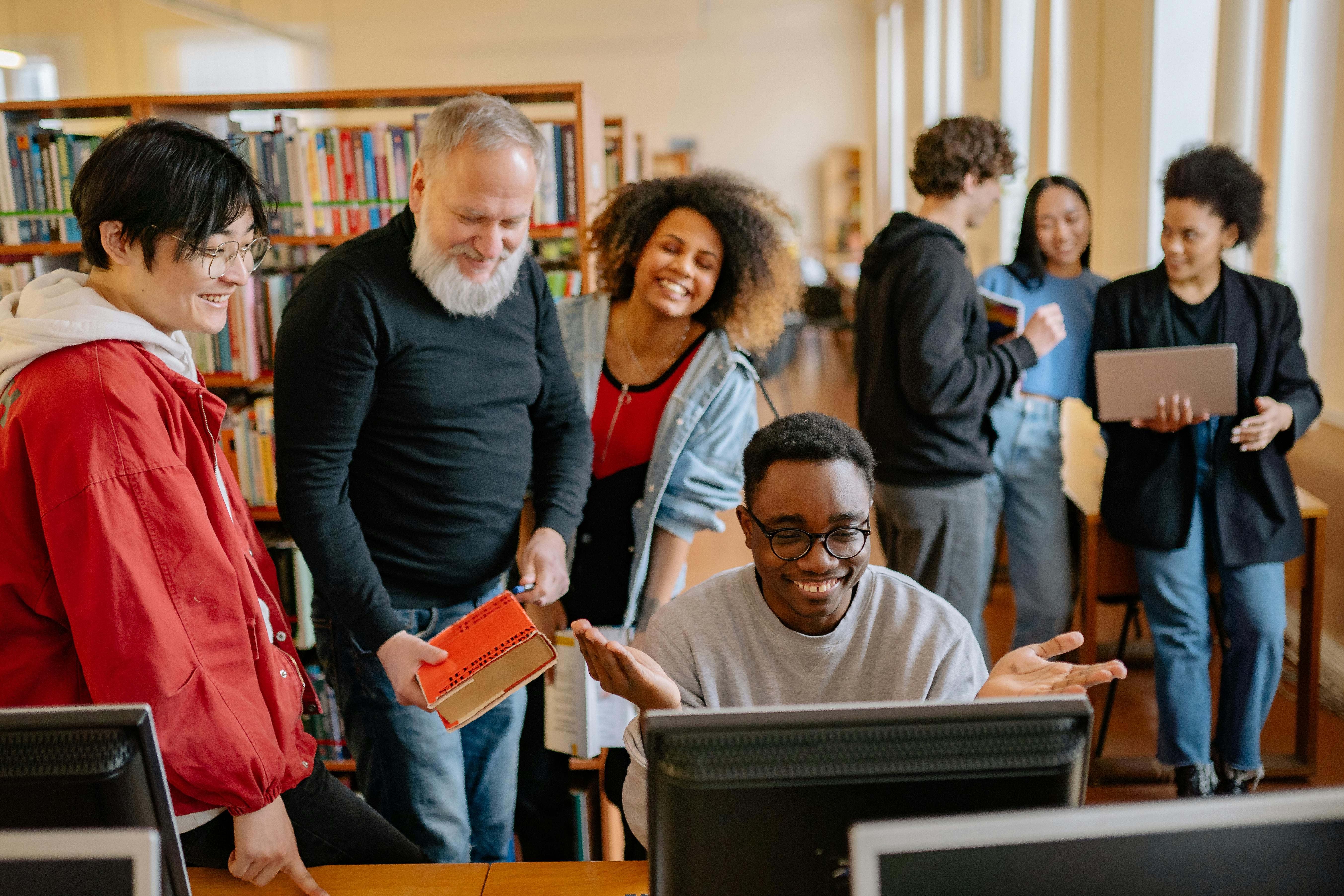 Grupo diverso de personas estudiando juntos en una biblioteca