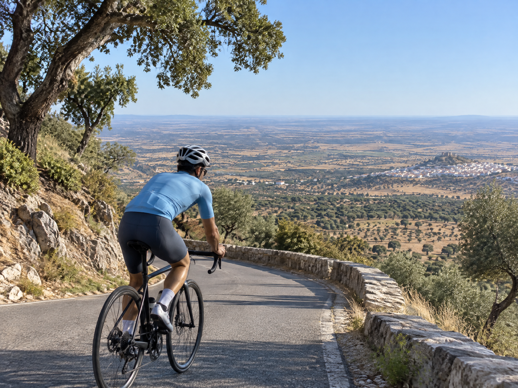 Ciclista no São Mamede Granfondo com paisagem alentejana