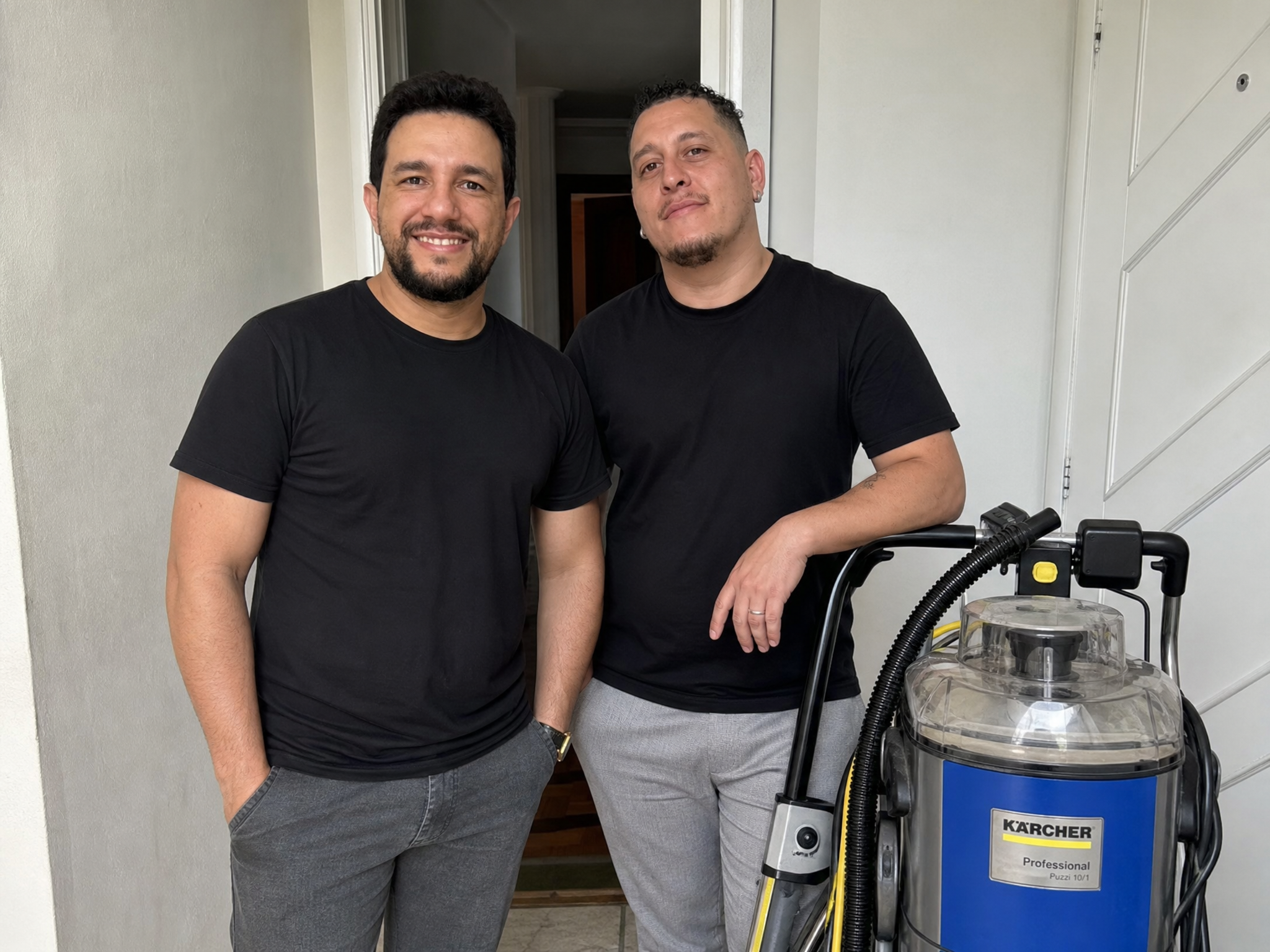 Equipe da Mk Clean ao lado da máquina extratora antes de iniciar o serviço