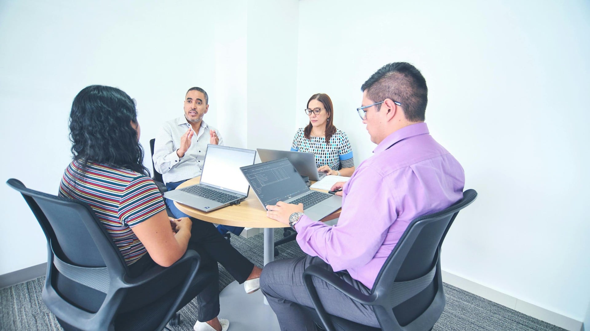 CalinExpert professional team collaborating in a modern office