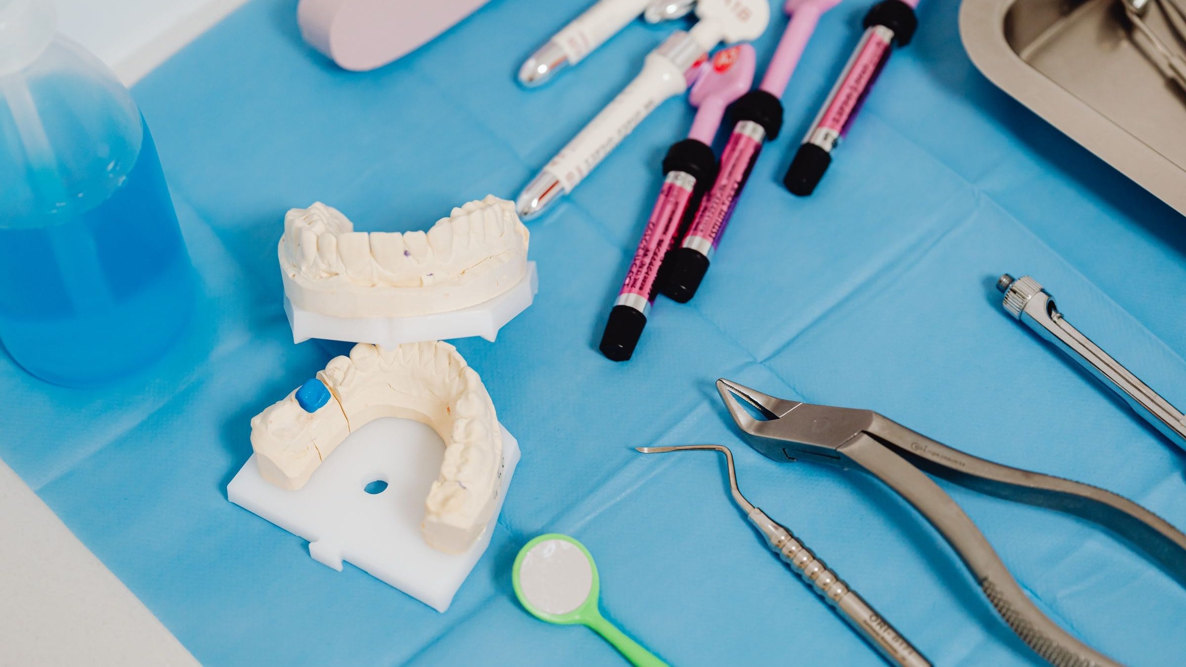 What to Keep in a Dental Emergency Kit at Home