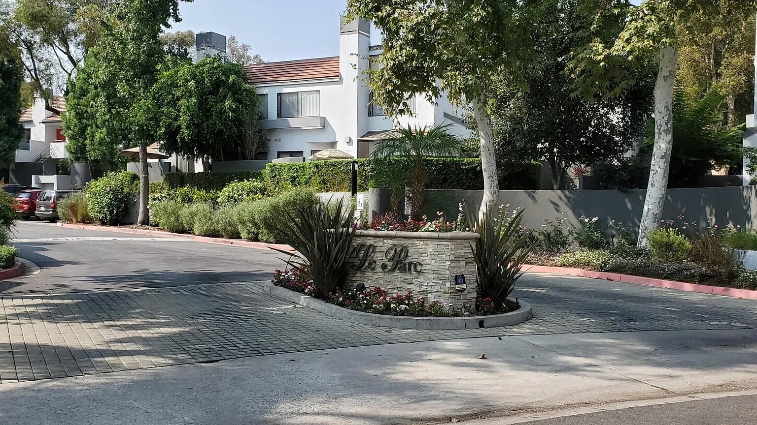 Le Parc community entrance sign