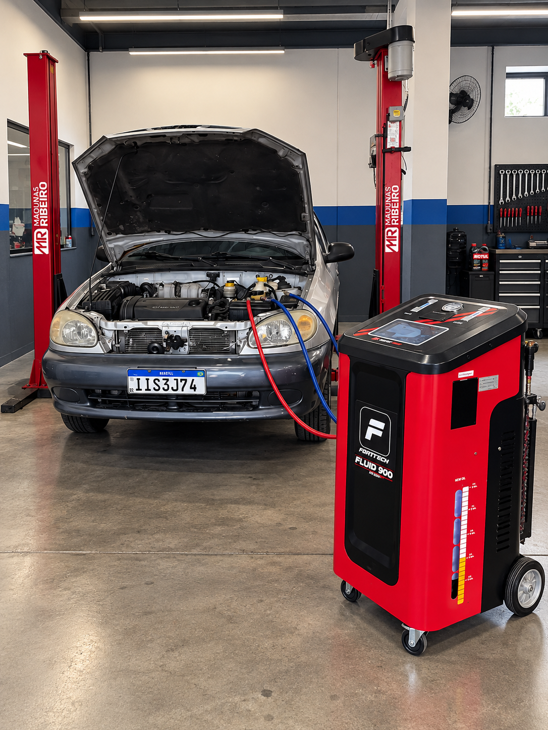 Equipamento Fortitech Fluid 900 conectado a veículo para troca de fluido de câmbio automático na CheckUp Mecânica