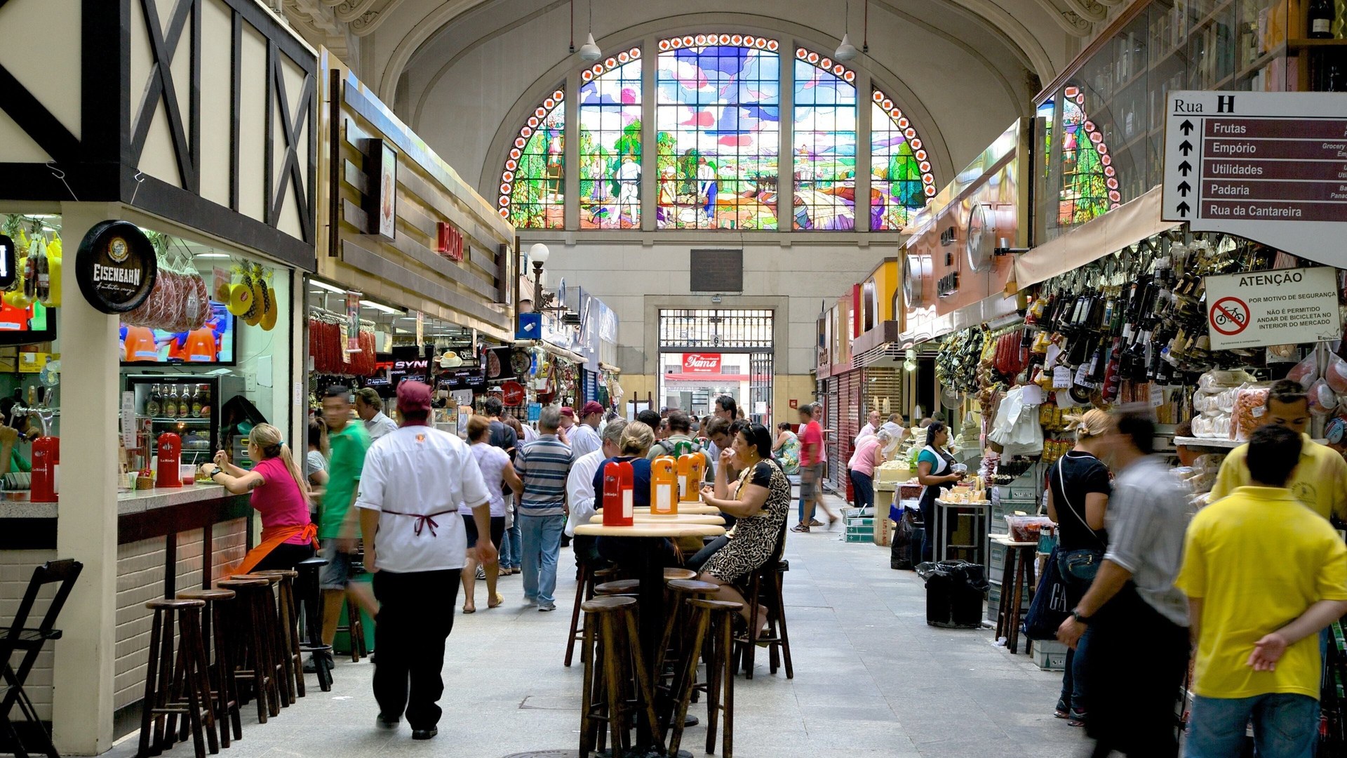 Centro histórico: Pinacoteca, Mercado Municipal e Farol Santander