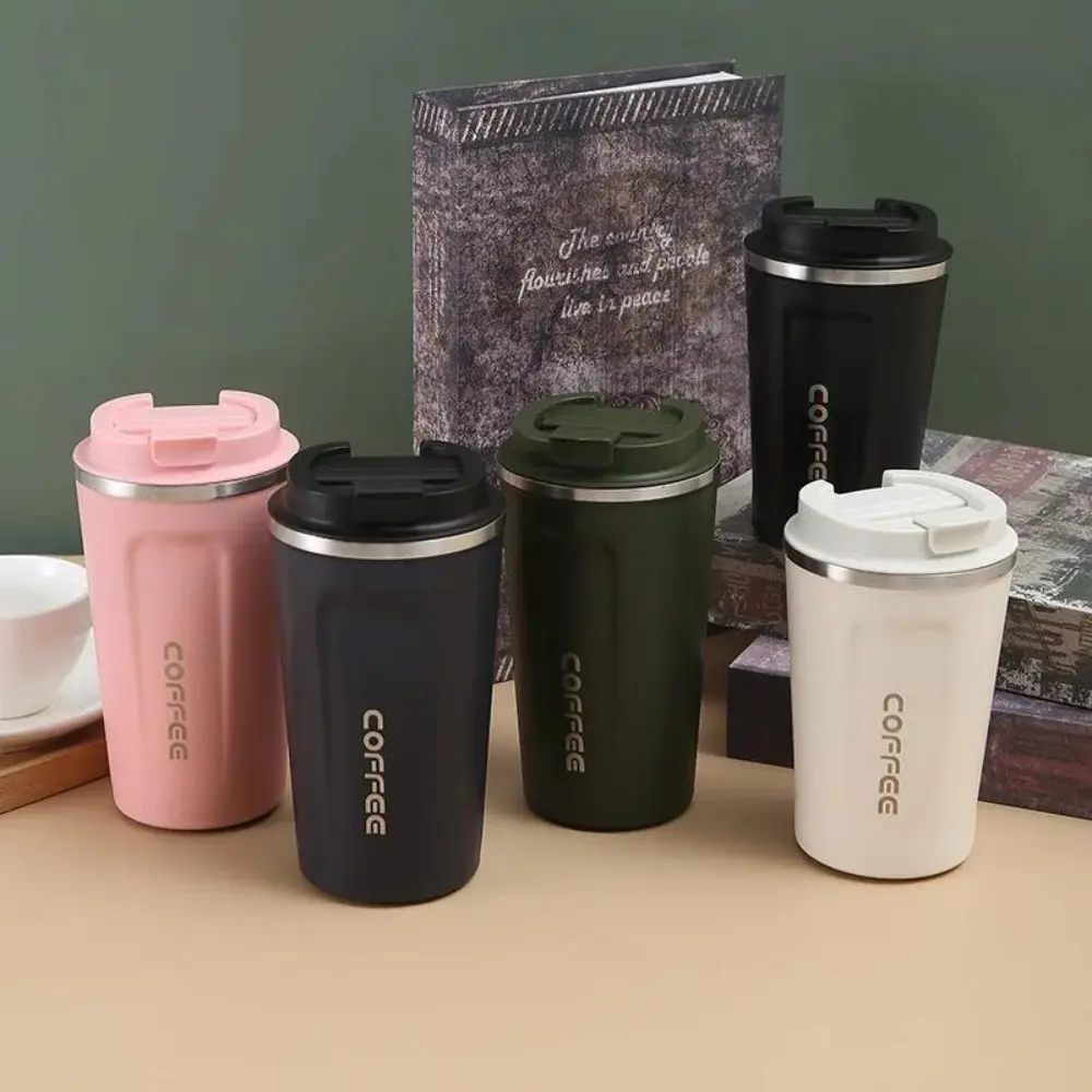 Copo Térmico Café 500ml em ambiente de mesa nas cores rosa, preto, verde e off-white