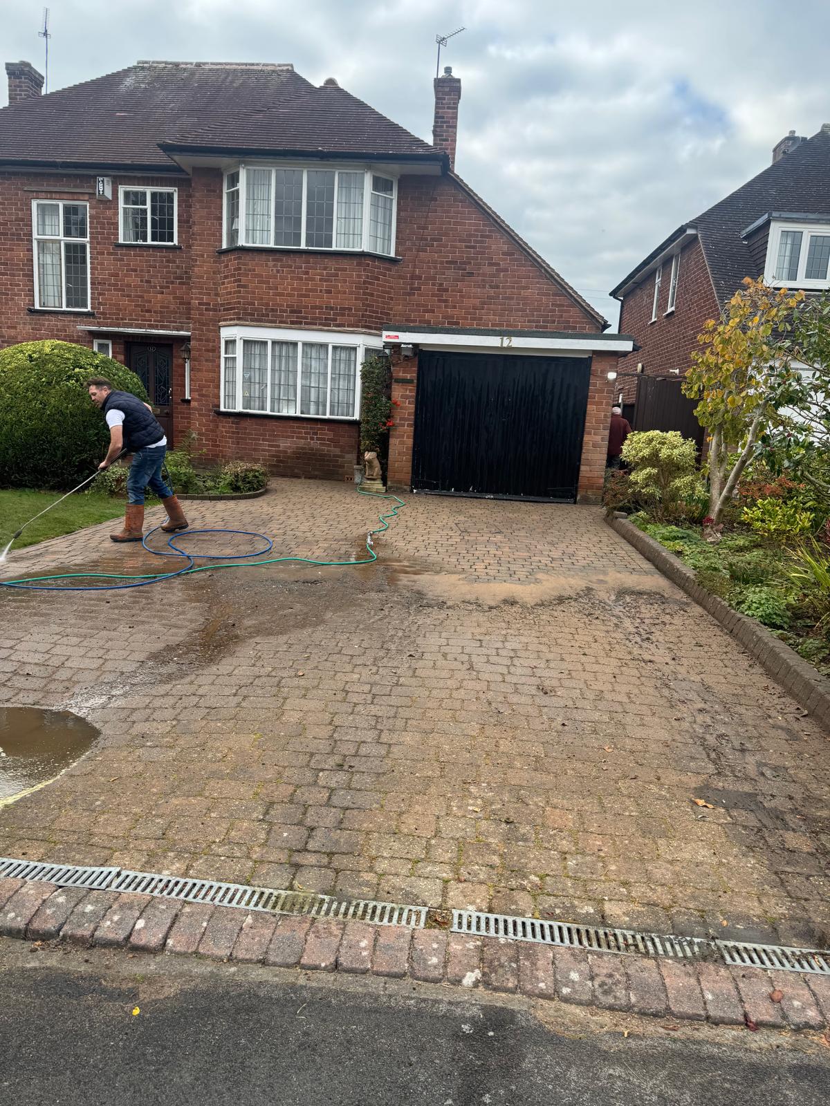 Large block paving driveway before - operative power washing dirty blocks