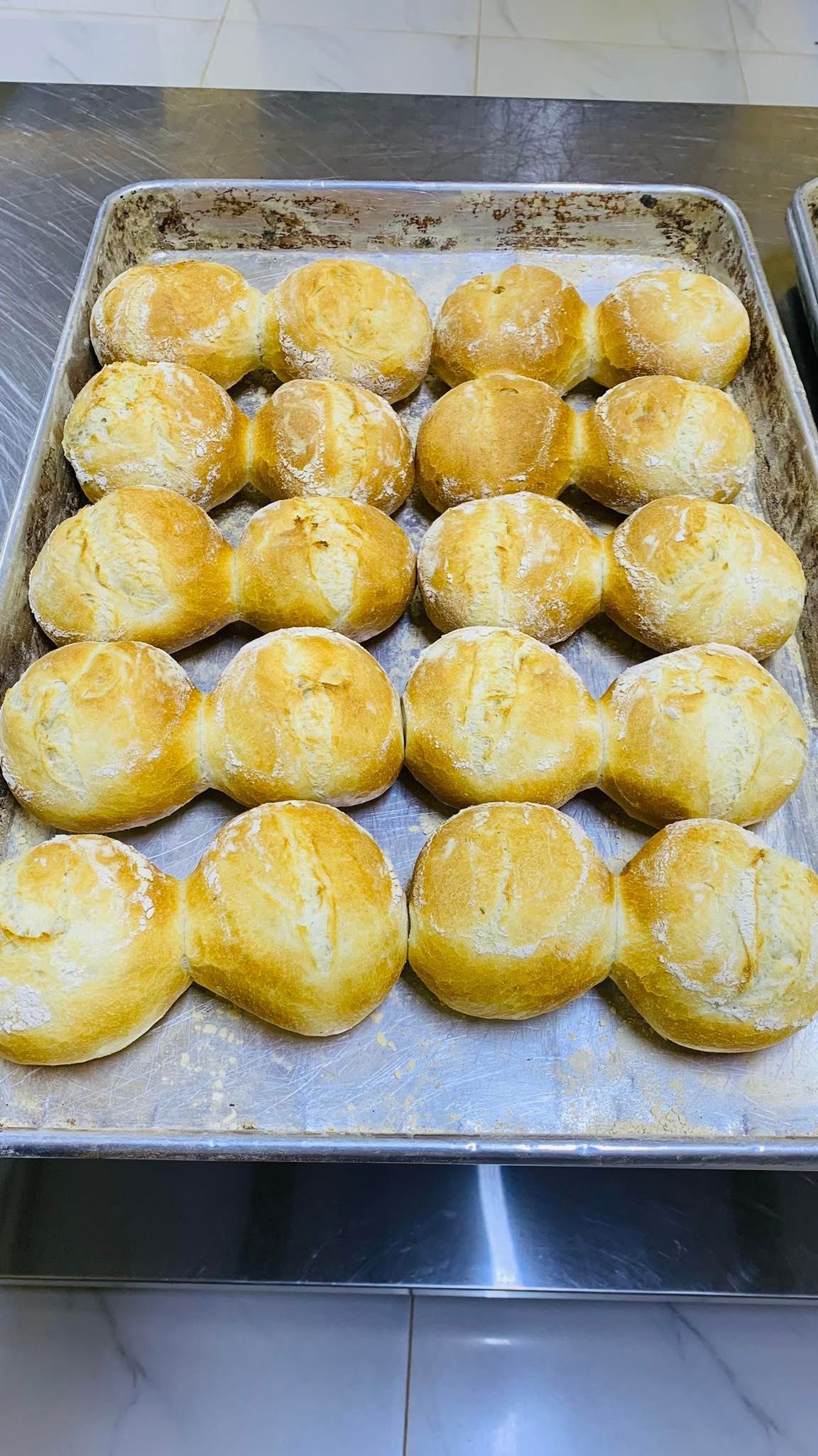 Tabuleiro de pães acabados de cozer