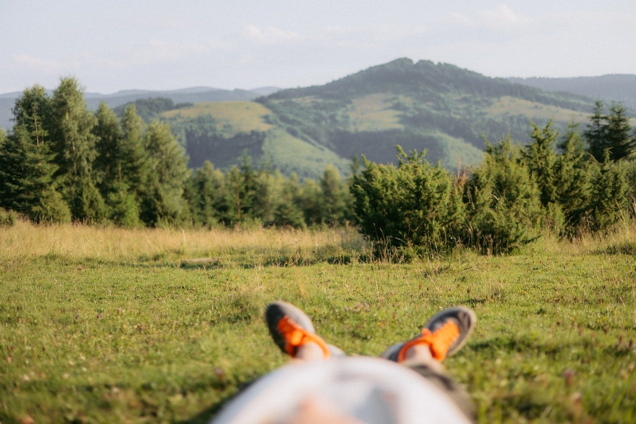 Rodzina z dziećmi na szlaku górskim w Beskidach