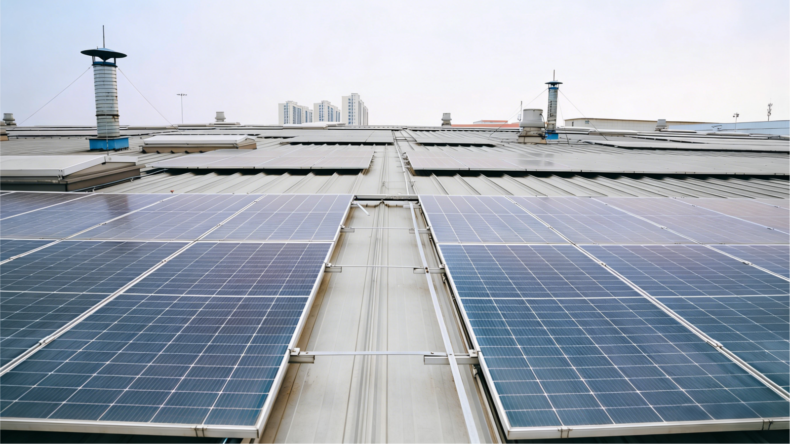 Instalación de paneles solares en planta de manufactura automotriz para reducción de costos energéticos