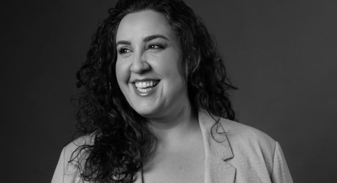 Eva Cabezas... Sirviendo comedia