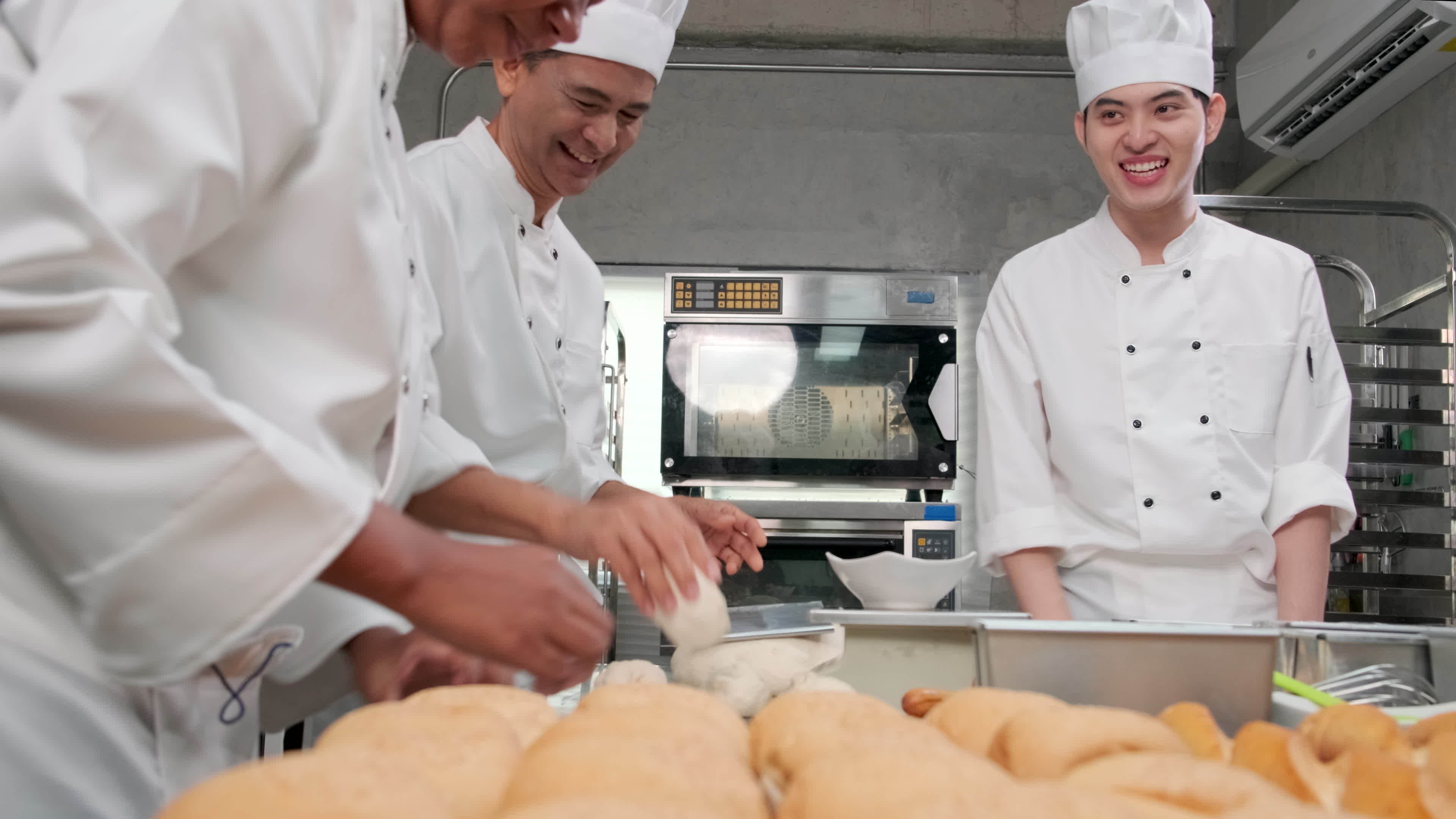 Profesjonalna kuchnia restauracji z pieczywem Fajne Wypieki