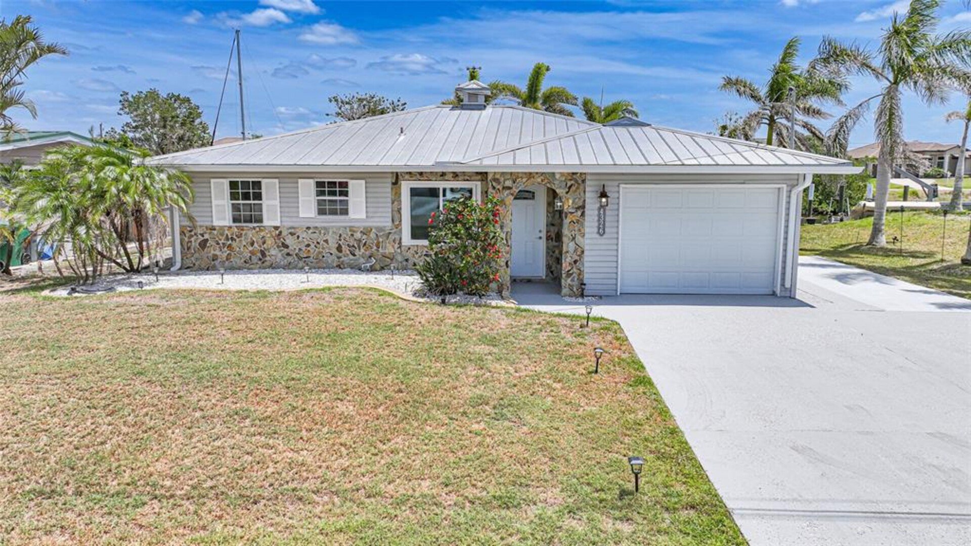 Charlotte Park Florida canal community with waterfront homes and circular street layout