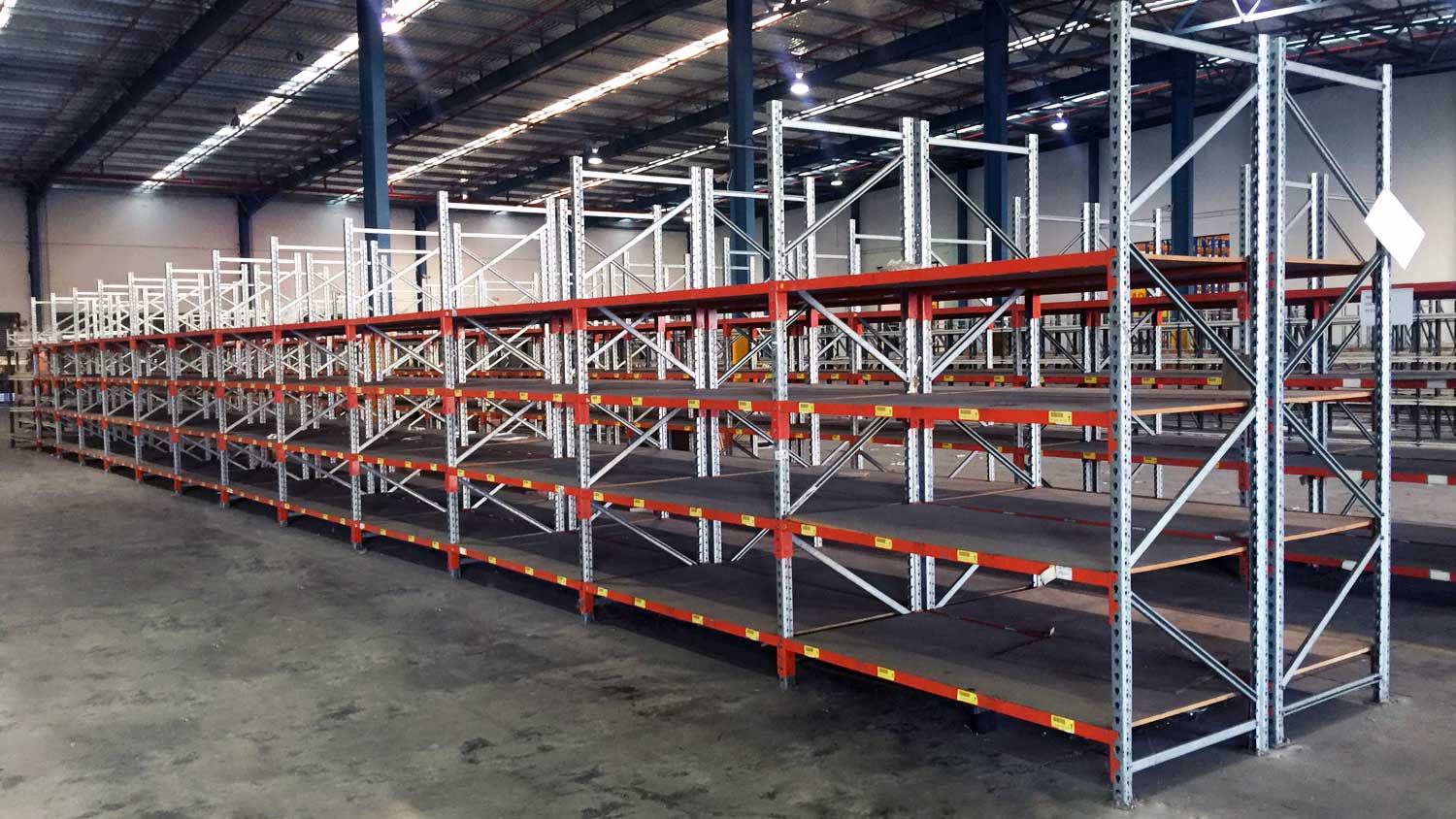 Operação Art Móveis com prateleiras industriais
