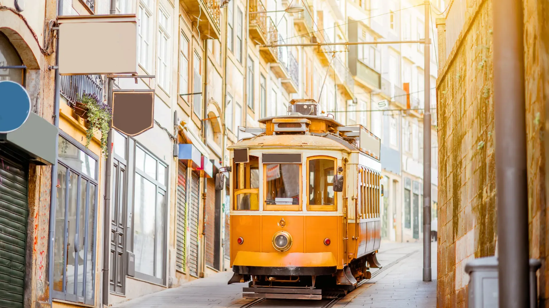 Tramway jaune 28 dans les rues de Lisbonne