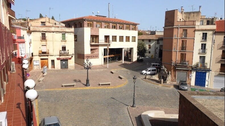 Plaza del pueblo de Caldes de Montbui con Font del Lleó y arquitectura mediterránea