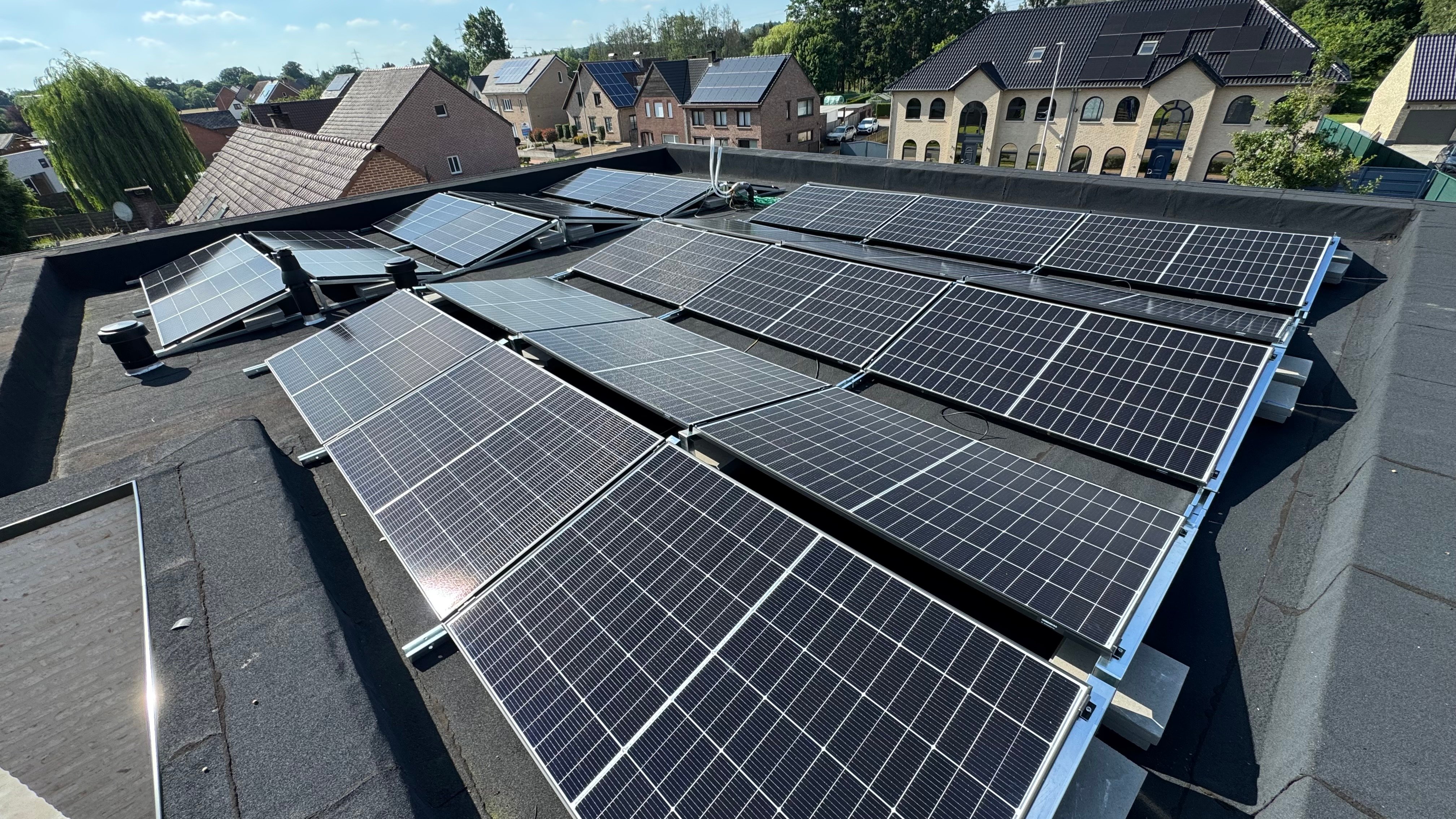 Zonnepanelen op vernieuwd plat dak