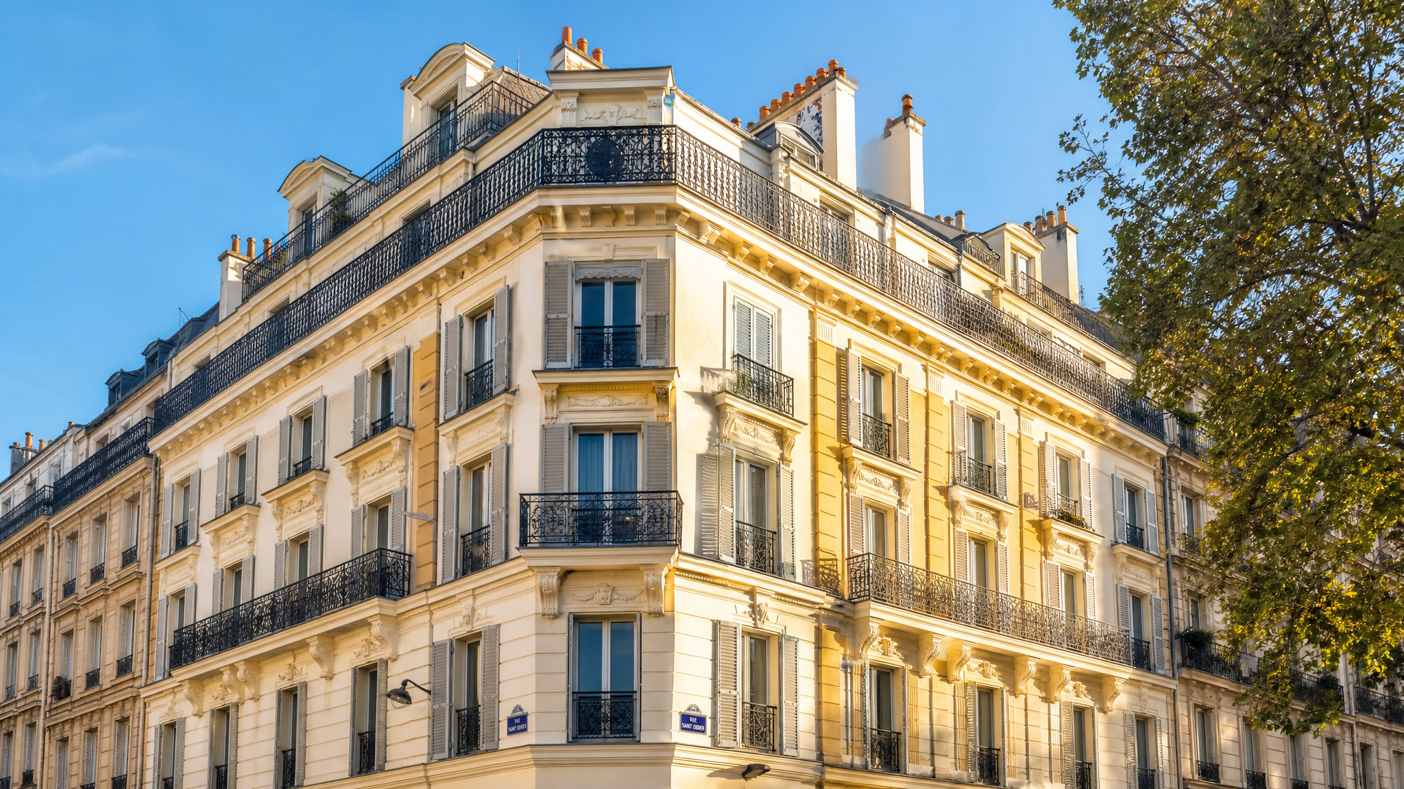 Bâtiment résidentiel français avec façade rénovée