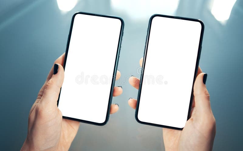 Person übergibt Smartphone – sichere Abwicklung beim Ankauf