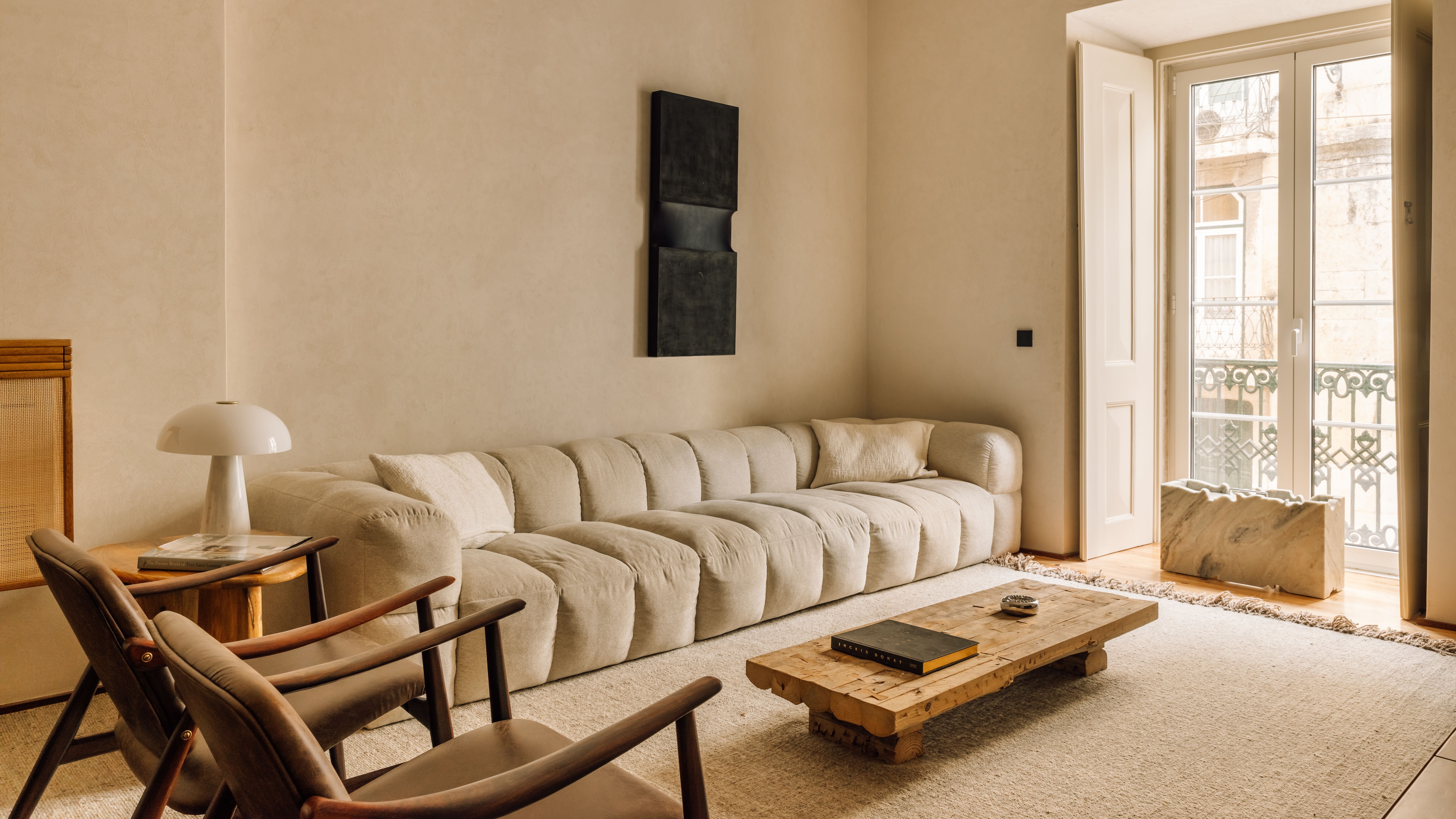 Interior elegante con luz natural