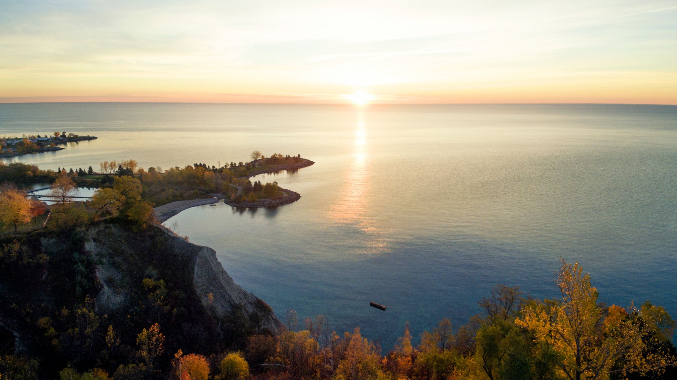Scenic Scarborough Bluffs waterfront landscape