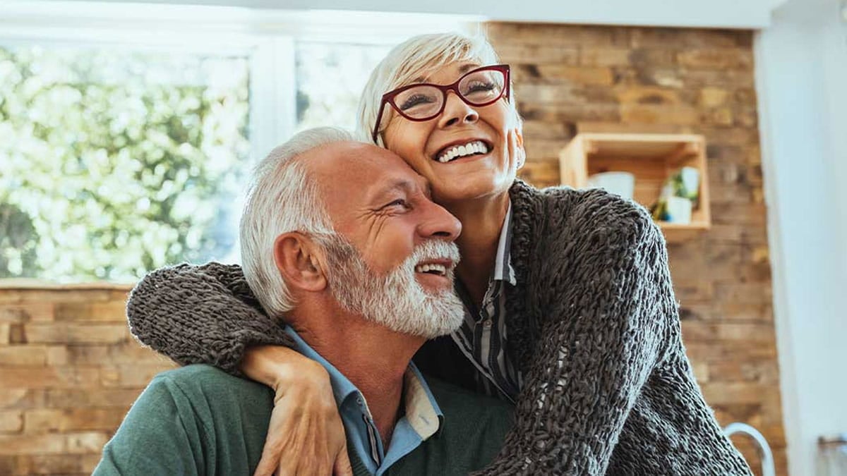 Casal de idosos sorrindo e felizes com plano de saúde Prevent Senior