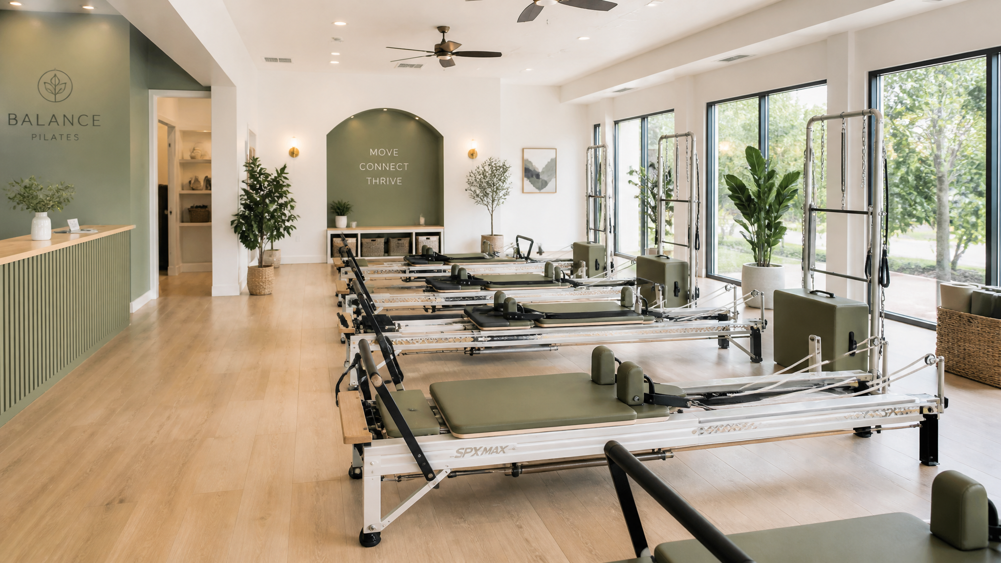 Estúdio de pilates com reformers e iluminação natural
