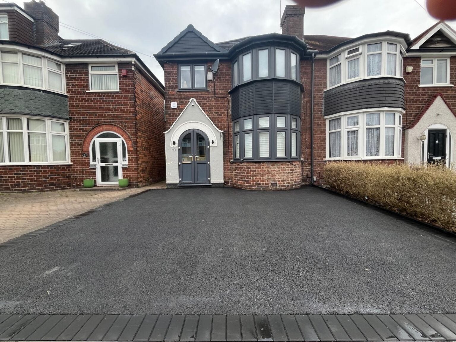 Clean tarmac driveway installation
