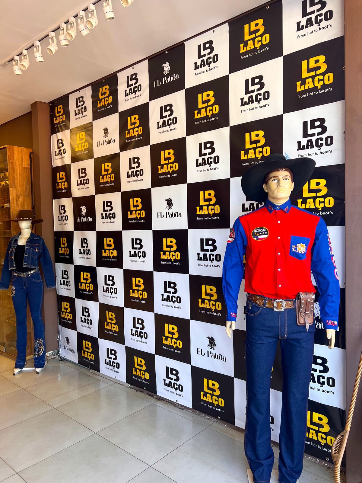 Manequins com roupas country