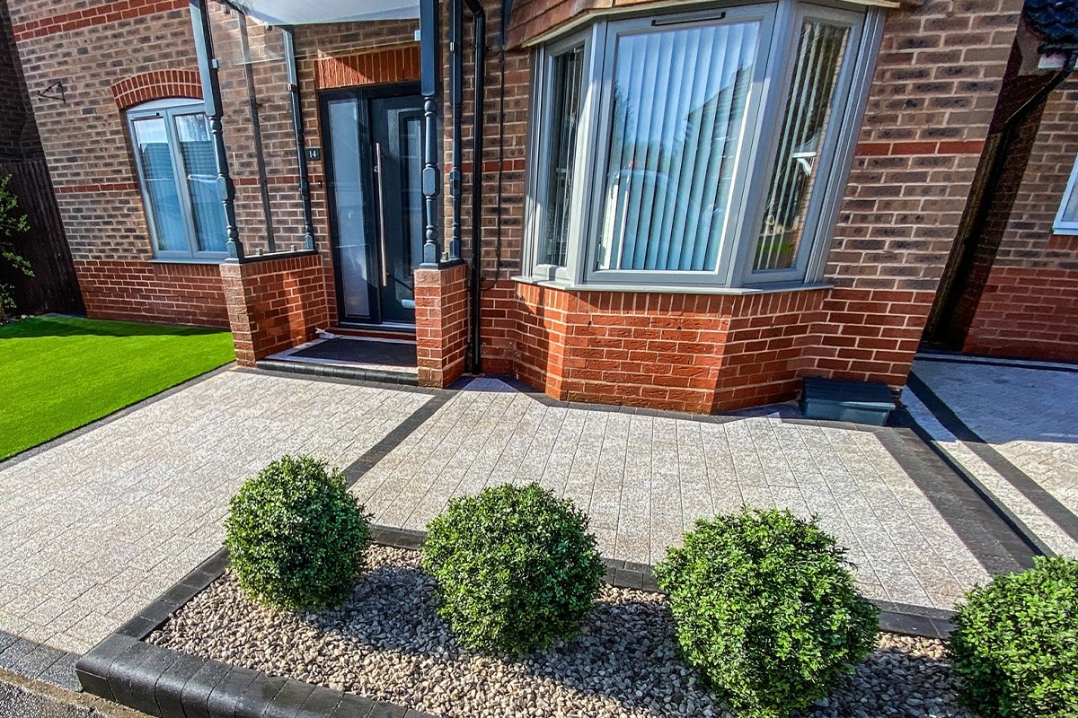 Block paving driveway with contrasting borders