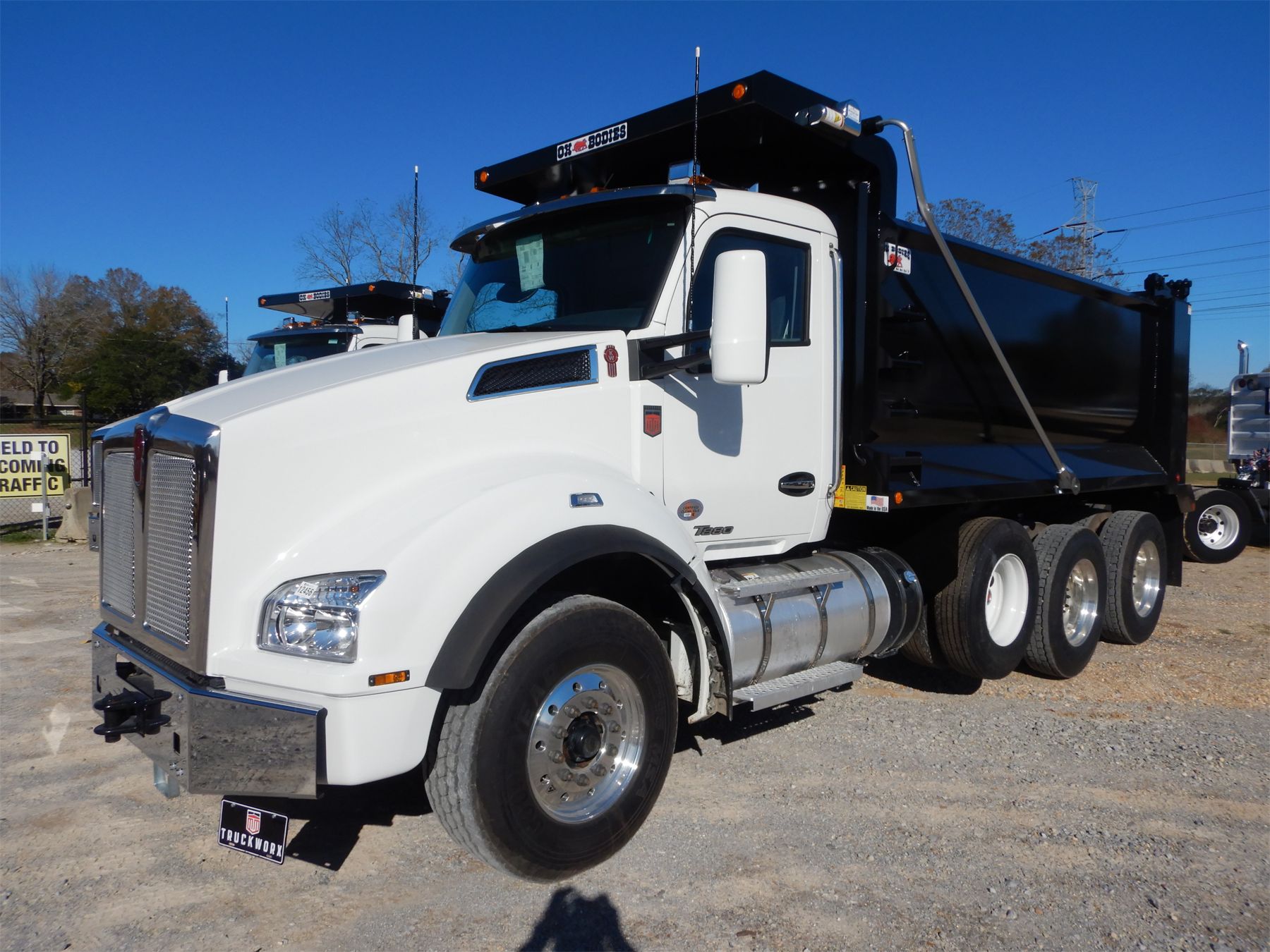 2020 Kenworth T880 Dump Truck - Photo 2